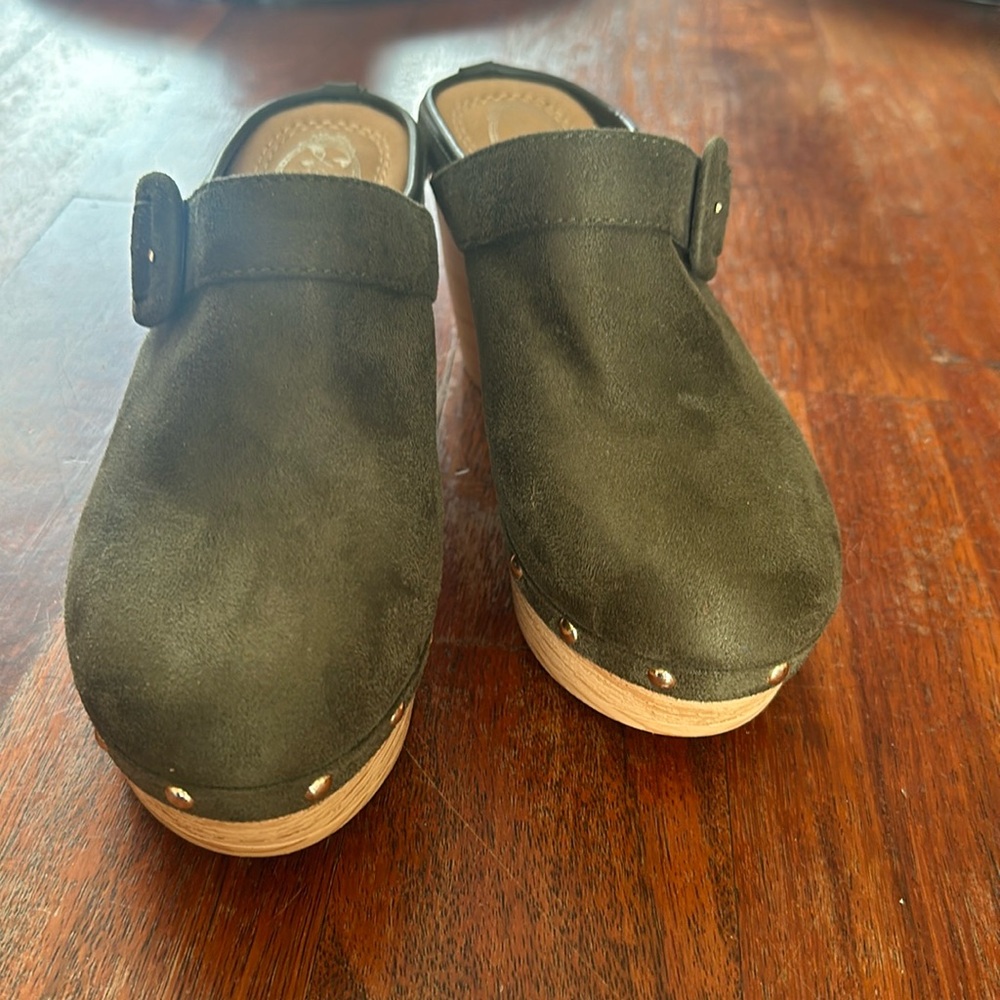 Atalina Women’s 4” Heel Lightweight Green Suede Clogs SZ 6.5